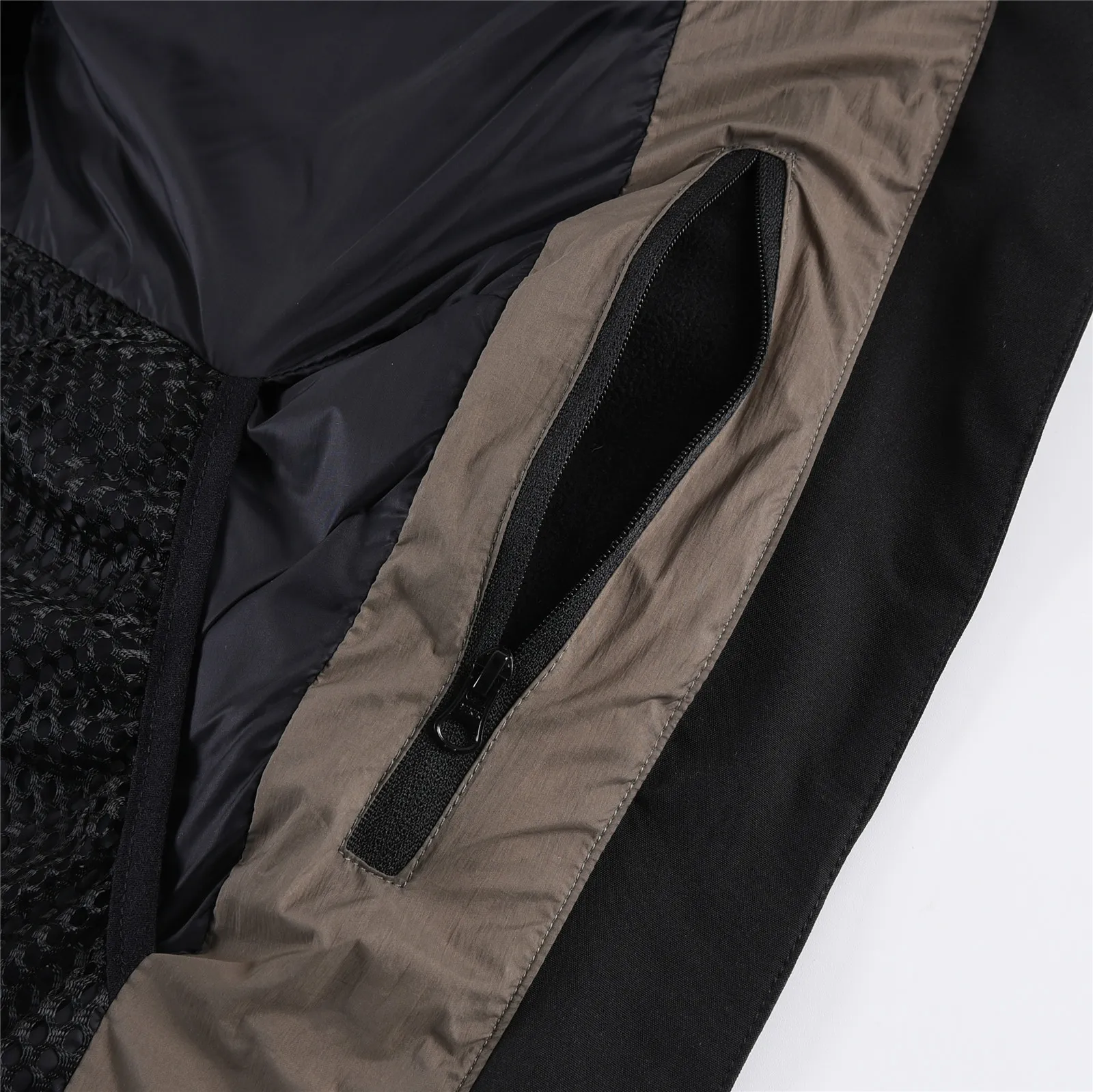 P850 with dust bag +10 Ouyang Nana 2nd generation latest CANADA GOOES goose black label down jacket A must-have goose black label down jacket in the outerwear industry! The latest designer styles! Big goose down jacket has always been a fashion favorite and is loved by celebrities from all walks of life! Fashionable hooded cut, high-end customer-supplied fine goose down, high resilience, smooth zipper, strong and firm. Pockets on both sides can store small items, free your hands, and you can go out without worries. It can also meet the need of putting your hands in your pockets👏👏Produced by Big Goose, it can be used as a group uniform by many celebrities. This down jacket uses a double-layer anti-down lining design, which has strong windproof performance and will be very warm in winter! New standard 90% goose down filling, high fluffiness, windproof hooded design. When walking outdoors, pull the collar to the highest position, put your hands in the pockets and it will be very warm. It can be easily controlled by all body types! The interior is equipped with an elastic snow skirt design for better wrapping. The simple and neat style design highlights the masculine temperament. The impeccable style is classic and never goes out of style. It is warm and practical, and it is versatile! You can enter with your eyes closed! Color: Black Khaki Size: XS-XXL